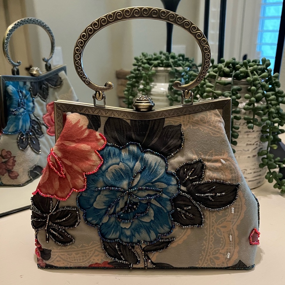 Floral Beaded Handbag w/ Antique Silver Handle, Clasp & Detachable Chain Strap